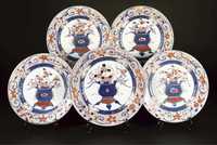 18th century An imari dish and four smaller dishes en suite